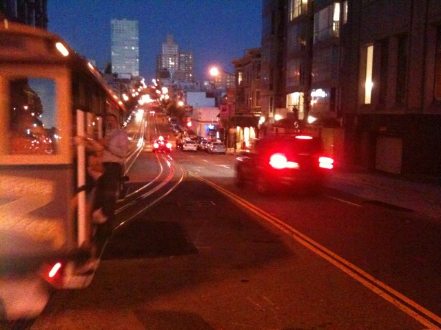 Cable car approaching on California St.